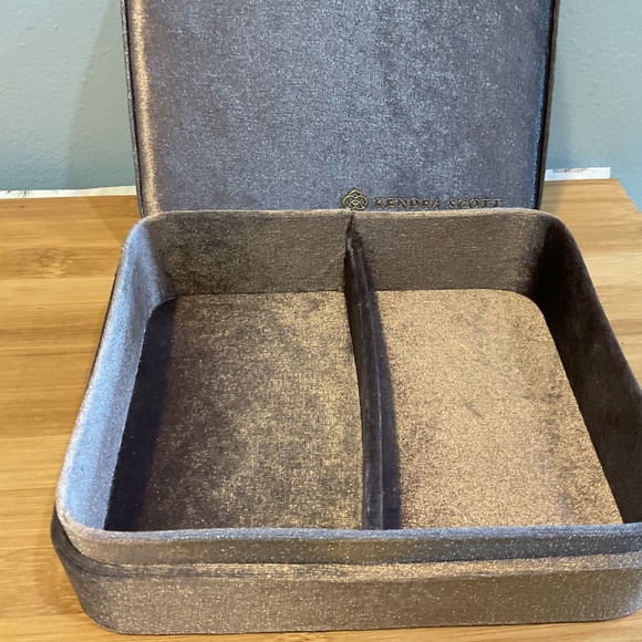 Kendra Scott Velvet jewelry box - Picture 5 of 5